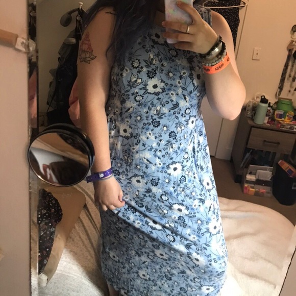 Dresses & Skirts - Super cute light blue floral maxi dress